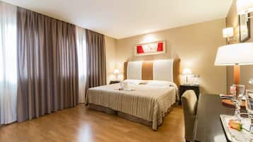 Peralatan tempat tidur premium, peti besi dalam bilik, meja