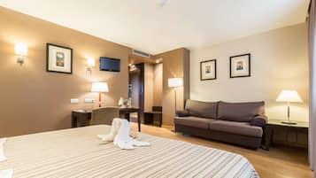 Ropa de cama de alta calidad y caja de seguridad en la habitación
