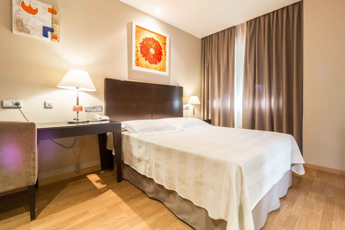 Ropa de cama de alta calidad, caja fuerte, escritorio y cortinas opacas