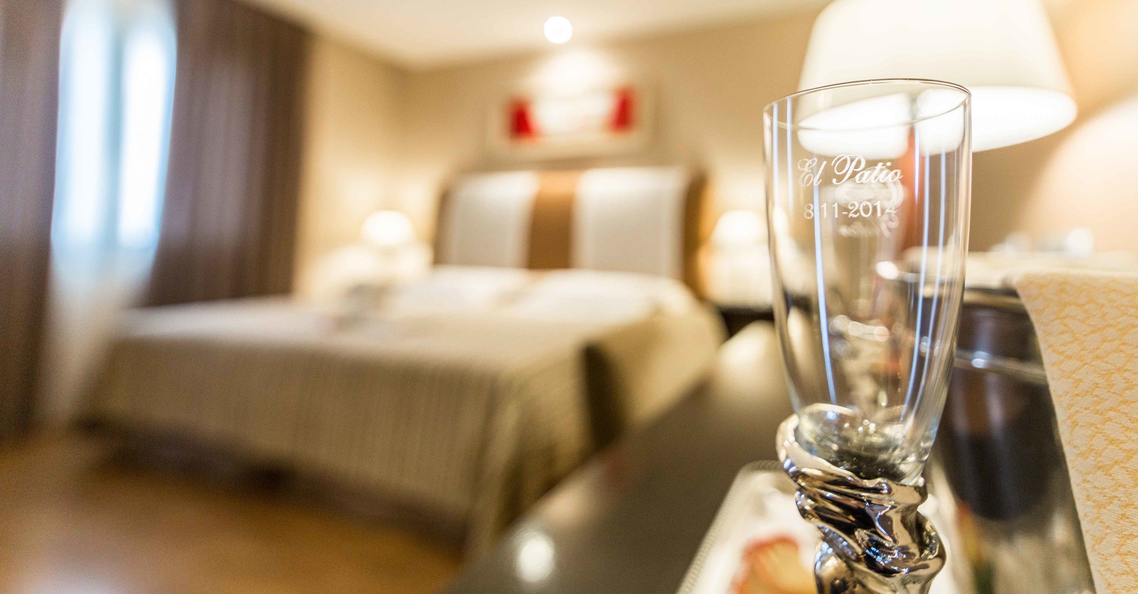 Habitación triple | Ropa de cama de alta calidad, caja fuerte, escritorio y cortinas opacas