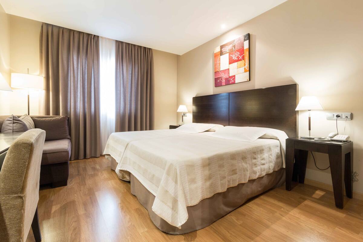 Habitación doble (con 1 cama doble o 2 individuales) | Ropa de cama de alta calidad, caja fuerte, escritorio y cortinas opacas