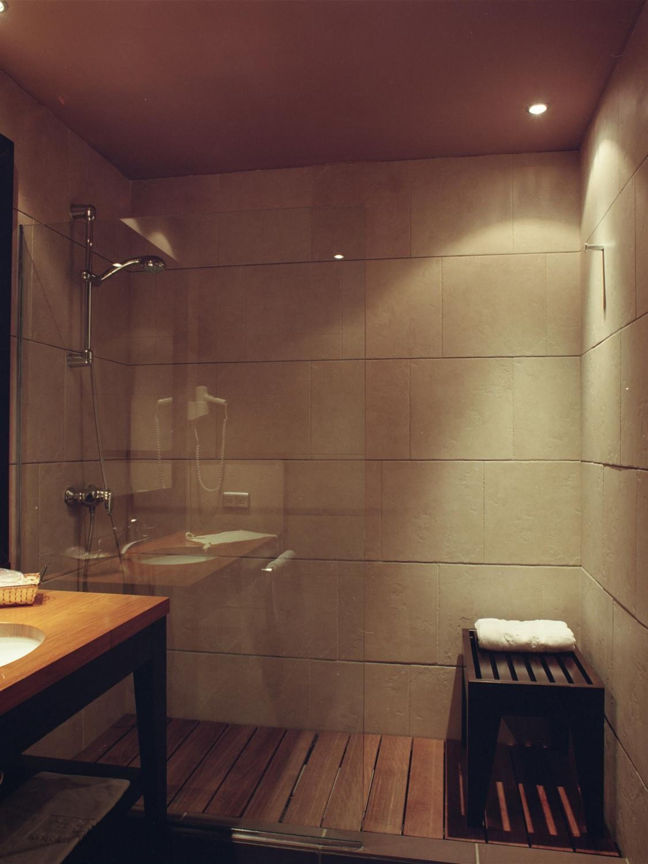 Gratis toiletartikelen, een haardroger, handdoeken