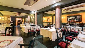 2 restaurants; ze serveren er ontbijt, lunch en diner