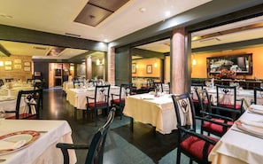 2 restaurants; breakfast, lunch and dinner served  - Hotel El Patio (La Almunia de Dona Godina)