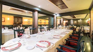 2 restaurants, breakfast, lunch, dinner served; Spanish cuisine