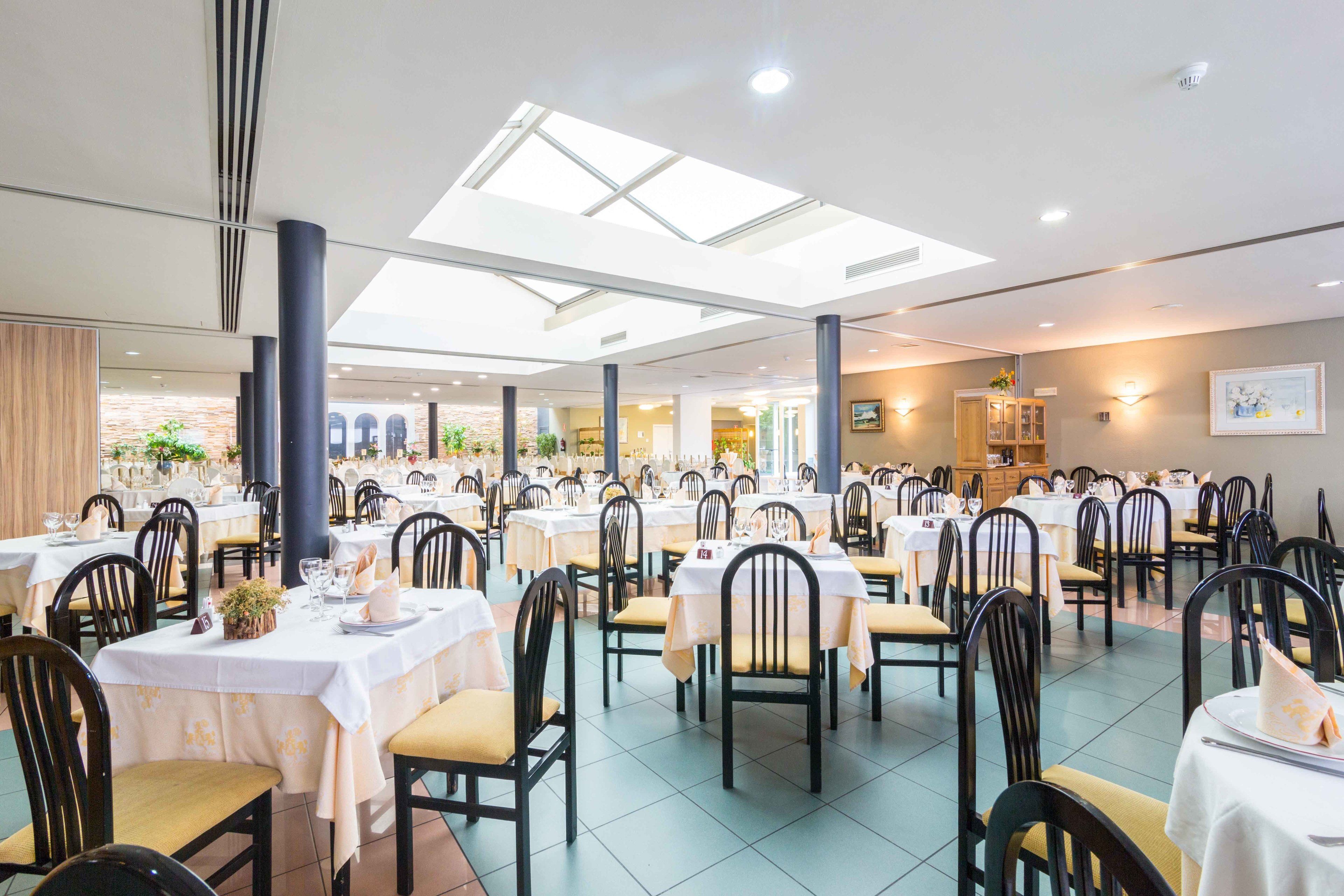 2 nhà hàng, phục vụ bữa sáng, bữa trưa, bữa tối, món ăn Tây Ban Nha 