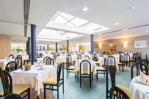 2 restaurants servant le petit déjeuner, spécialités Cuisine espagnole