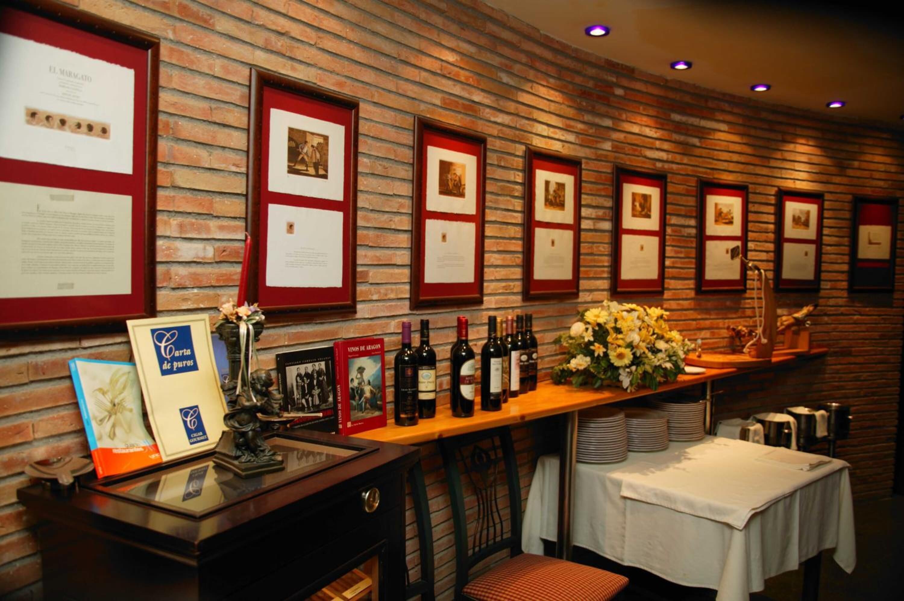 2 restaurants; ze serveren er ontbijt, lunch en diner 