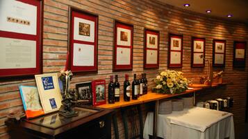 2 restaurants; ze serveren er ontbijt, lunch en diner