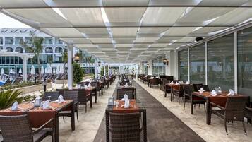 3 restaurants; breakfast, lunch and dinner served