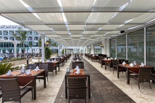 3 restaurantes; se sirve desayuno, almuerzo y cena; cocina internacional