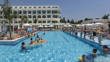 Piscina interna, 2 piscinas externas, guarda-sóis, espreguiçadeiras