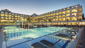Inomhuspool, 2 utomhuspooler, parasoller och solstolar