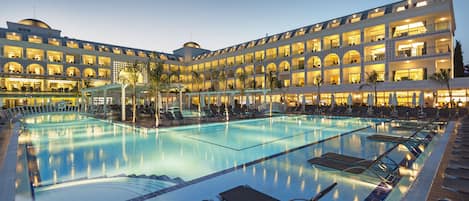 Piscina interna, 2 piscinas externas, guarda-sóis, espreguiçadeiras