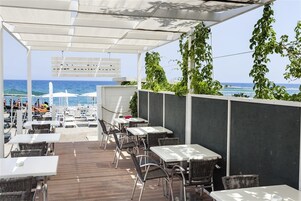 3 restaurants, breakfast, lunch, dinner served; international cuisine