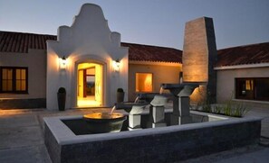 Voorkant accommodatie - avond/nacht