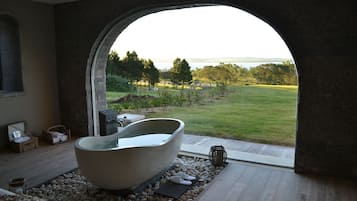 Sauna, poreallas, vartalohoitoja, hydroterapiaa, aromaterapiaa