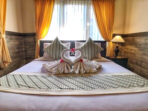 Deluxe Room | Desk, free WiFi