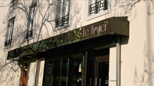 A building facade with a sign that reads "le Higlier." - Le Figuier (Ivry-sur-Seine)