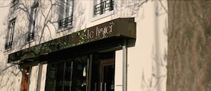Fachada de edificio con un letrero que dice "le Higlier".