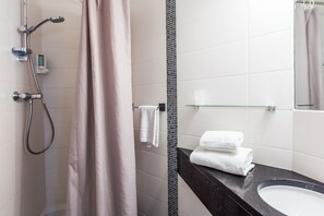 Comfort Double Room | Bathroom | Shower, free toiletries, hair dryer, towels - Le Figuier (Ivry-sur-Seine)