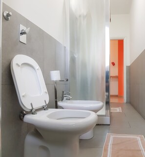 Shower, free toiletries, hair dryer, bidet - B&B by Max (Milan)