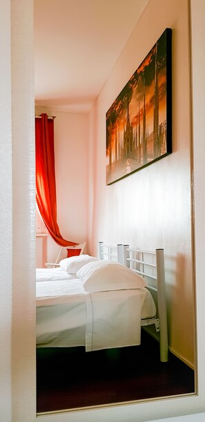 Literie de qualité supérieure, matelas mémoire de forme, minibar, bureau