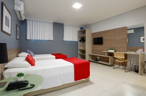 Minibar, in-room safe, desk, iron/ironing board - Portofino Hotel Prime (Teresina)