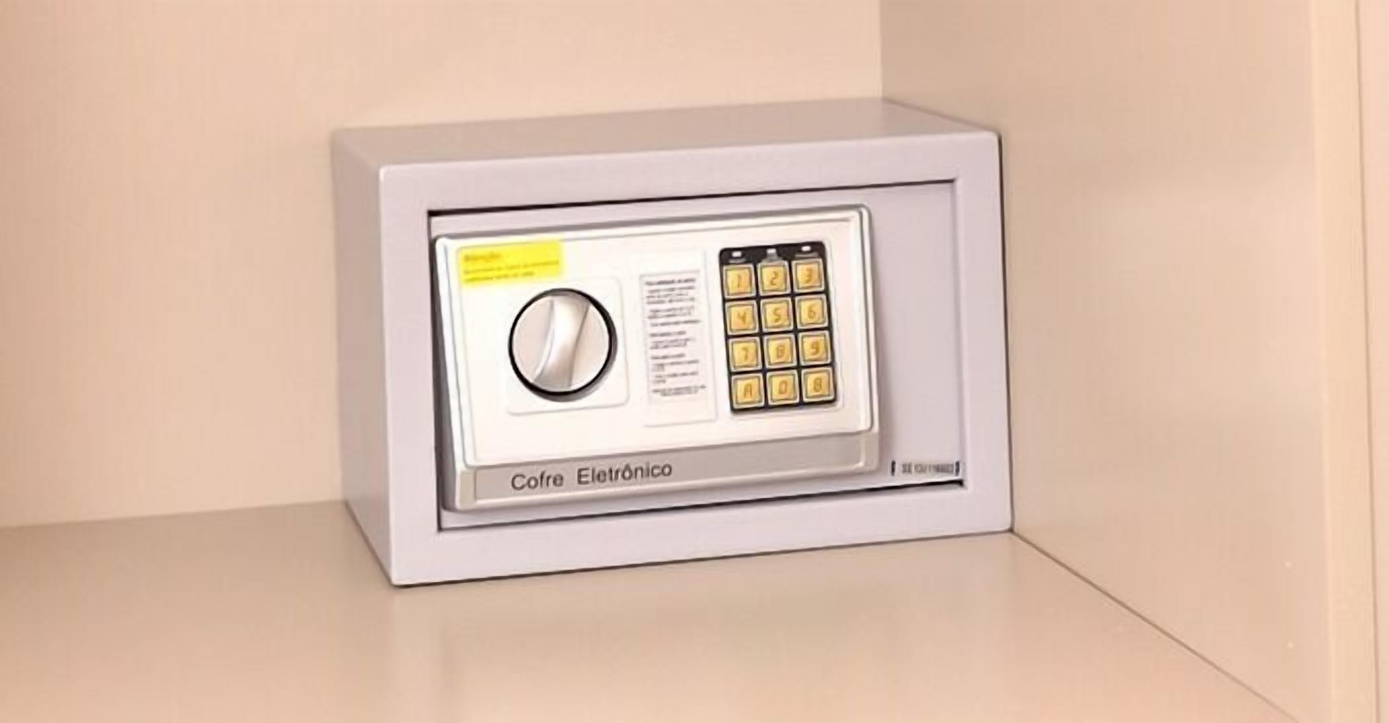 standard single room, 3 single beds | safe