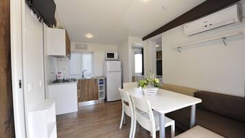 Casa rodante, 3 habitaciones (Girasole) | Cocina privada | Refrigerador, parrilla de estufa y cafetera y tetera