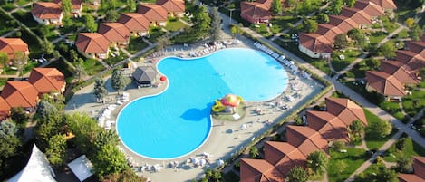 7 outdoor pools