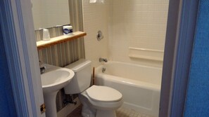 Phòng Tiêu chuẩn, 1 giường cỡ king | Phòng tắm | Vòi sen/bồn tắm kết hợp, đồ dùng nhà tắm miễn phí, máy sấy tóc 