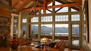 Luxury-Zimmer, Seeblick | Wohnbereich | Fernseher