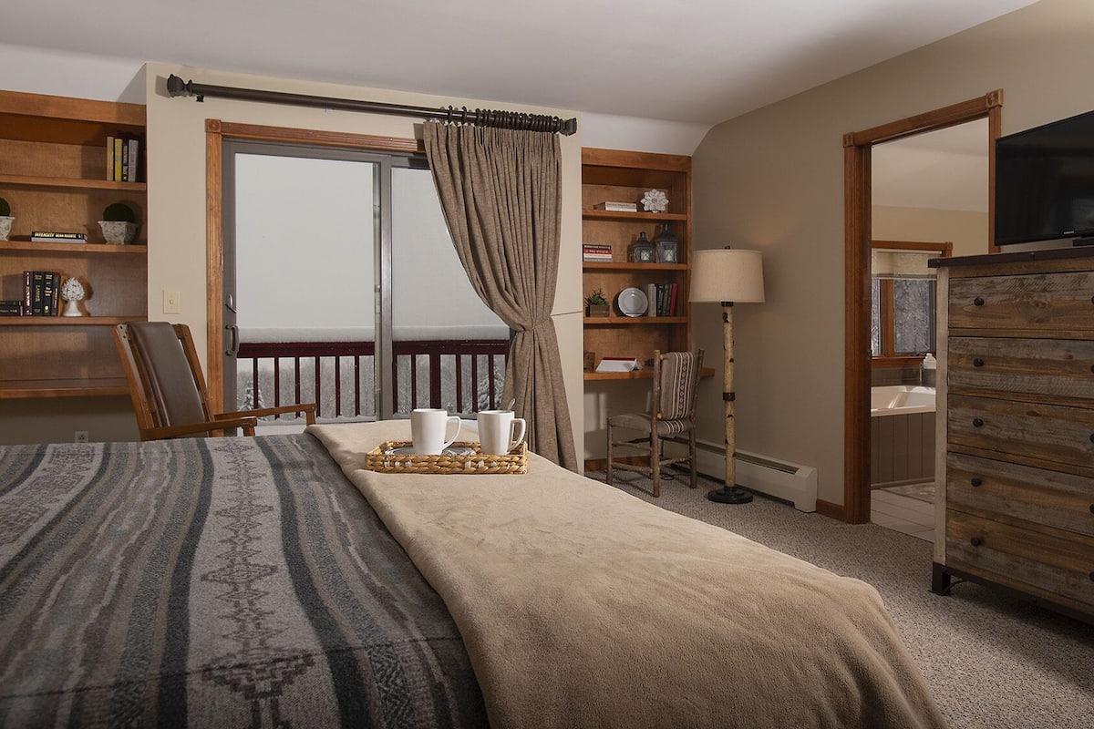 Spruce Ridge | Individually decorated, individually furnished, laptop workspace