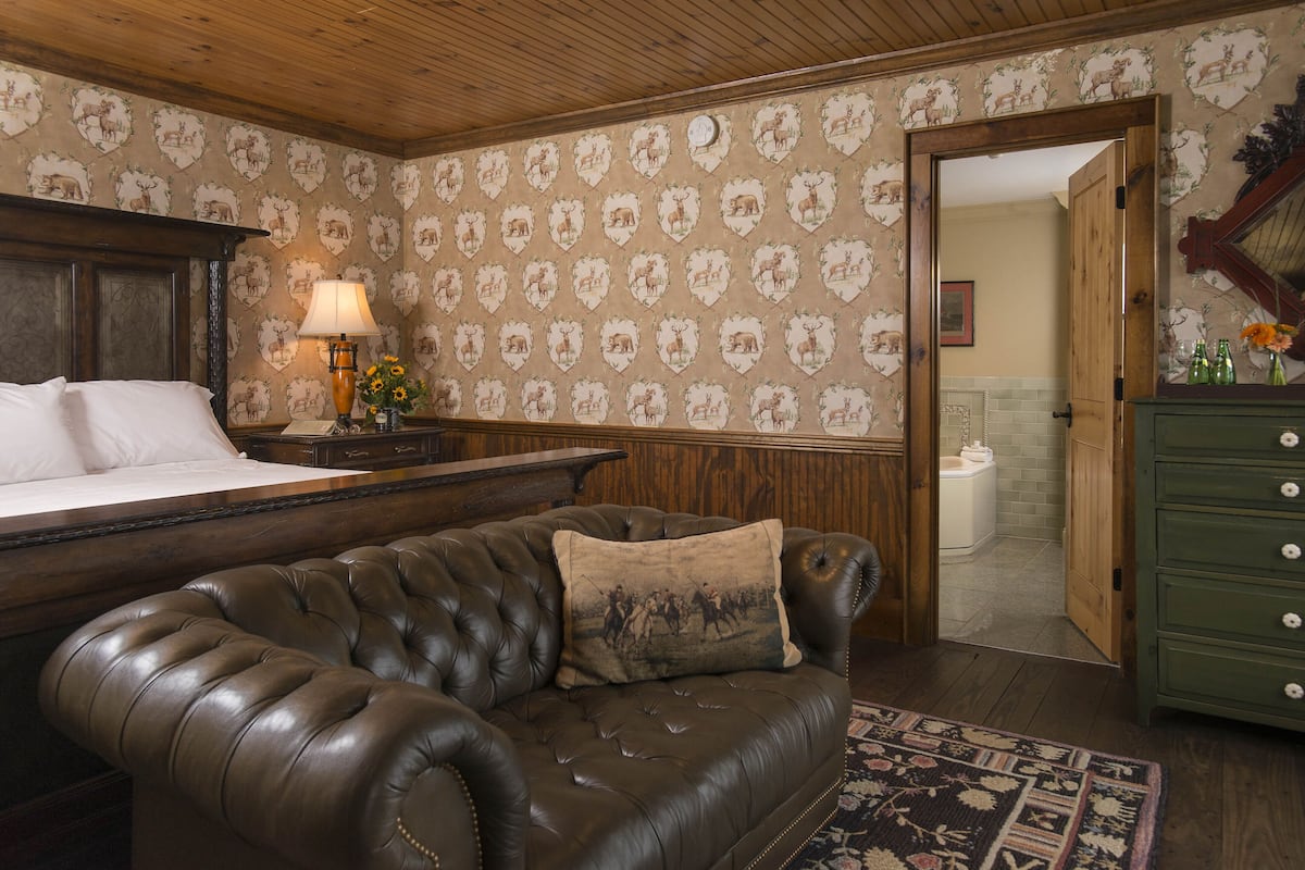 Honeymoon Room, 1 King Bed, Jetted Tub, Lake View | Individually decorated, individually furnished, laptop workspace