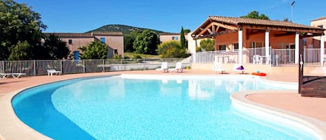 Una piscina techada, una piscina al aire libre