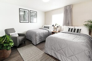 Premium-Zimmer, 2 Queen-Betten | Schreibtisch, kostenloses WLAN, Bettwäsche