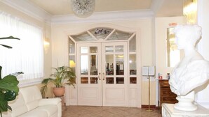 Lobby sitting area - Hotel Beethoven (Rome)