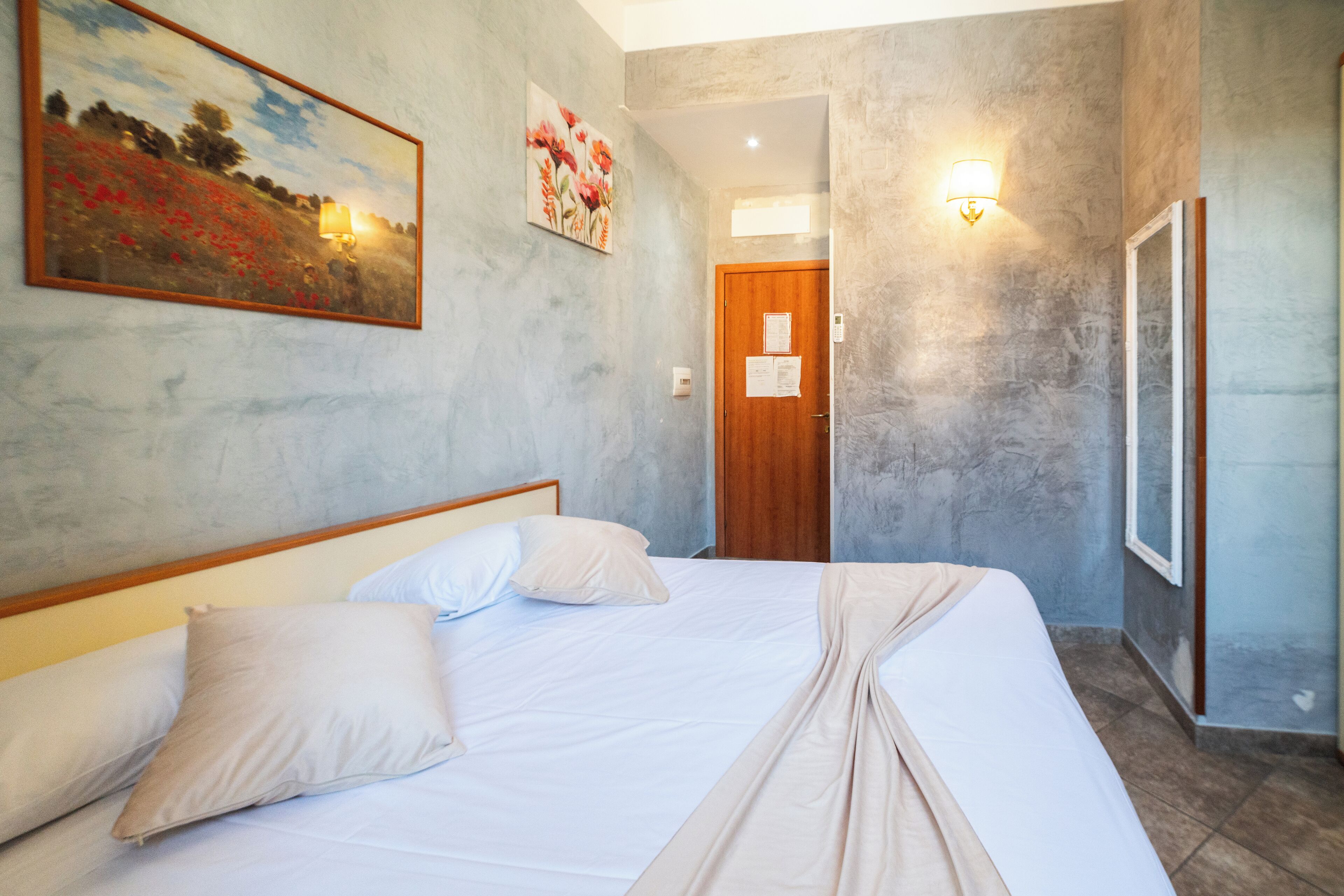 Classic-Doppel- oder -Zweibettzimmer | Individuell dekoriert, individuell eingerichtet, Schreibtisch