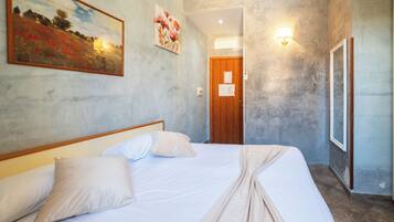 Classic-Doppel- oder -Zweibettzimmer | Individuell dekoriert, individuell eingerichtet, Schreibtisch