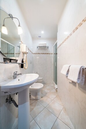Classic Double or Twin Room | Bathroom | Shower, rainfall showerhead, designer toiletries, hair dryer - Hotel Angelica (Florence)