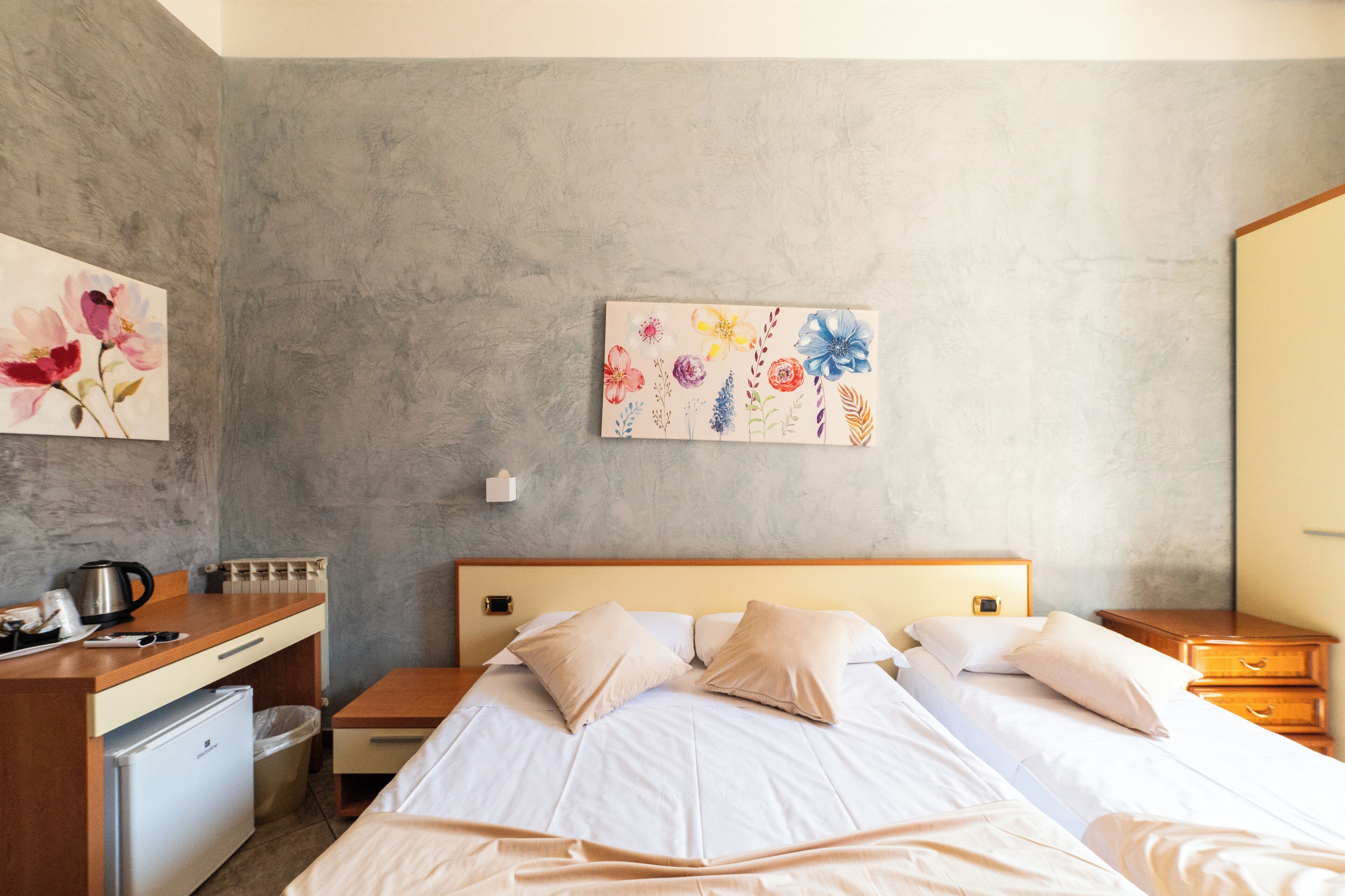 Trang trí khác biệt, trang bị nội thất với thiết kế riêng biệt, bàn 