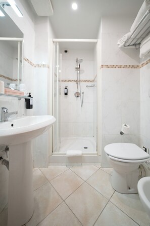 Shower, rainfall showerhead, designer toiletries, hair dryer - Hotel Angelica (Florence)