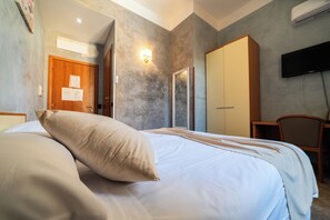 Habitación clásica con 1 cama matrimonial o 2 individuales | Decoración personalizada, muebles diferentes y escritorio 