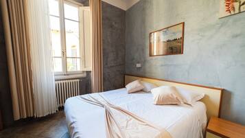 Klassieke kamer, 1 twee- of 2 eenpersoonsbedden | Individueel gedecoreerd, individueel gemeubileerd, een bureau