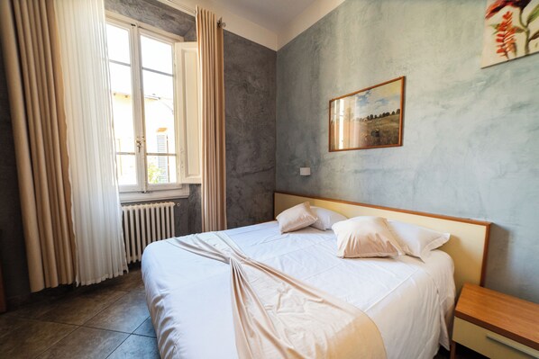 Classic-Doppel- oder -Zweibettzimmer | Individuell dekoriert, individuell eingerichtet, Schreibtisch