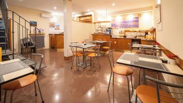 Petit déjeuner buffet (10 EUR par personne)