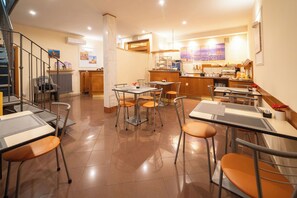 Tägliches Frühstücksbuffet (10 EUR pro Person)