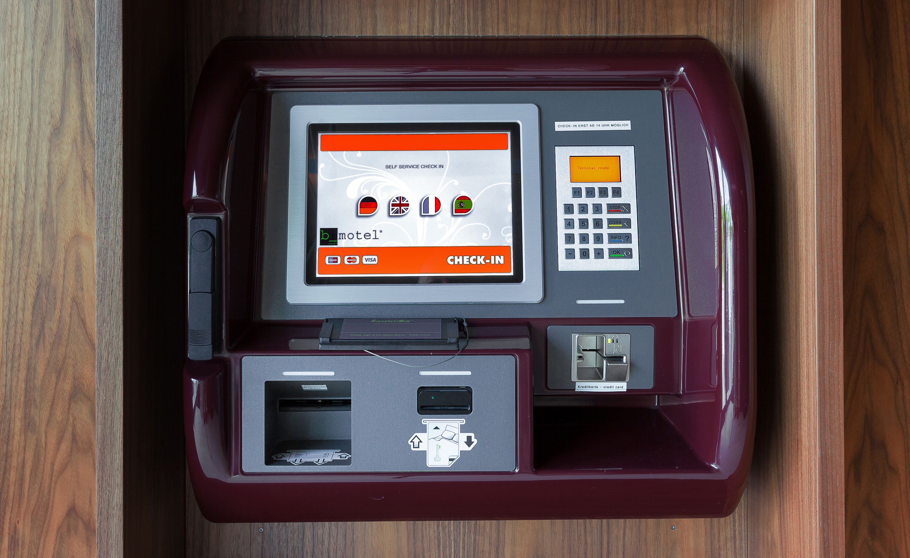 Ein Selbstbedienungs-Check-in-Terminal mit Touchscreen, Zahlentastatur und Kartenleser.