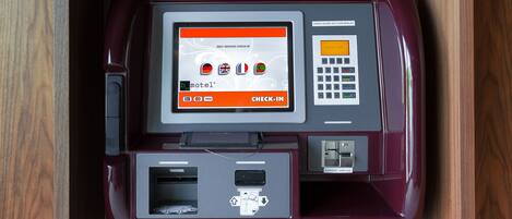 Ein Selbstbedienungs-Check-in-Terminal mit Touchscreen, Zahlentastatur und Kartenleser.